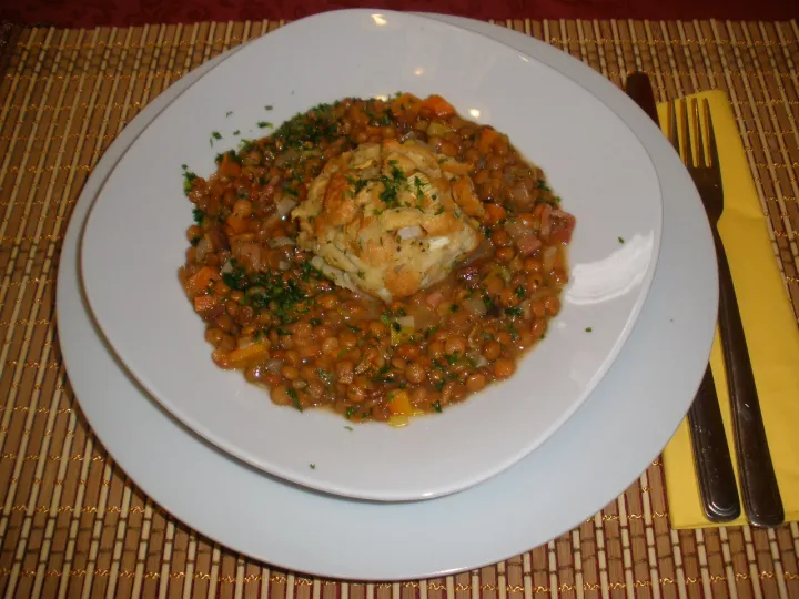 Linsensoße mit Speck und Semmknödel 