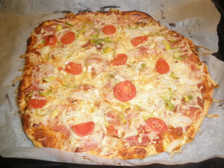 Schinken Salami Pizza 