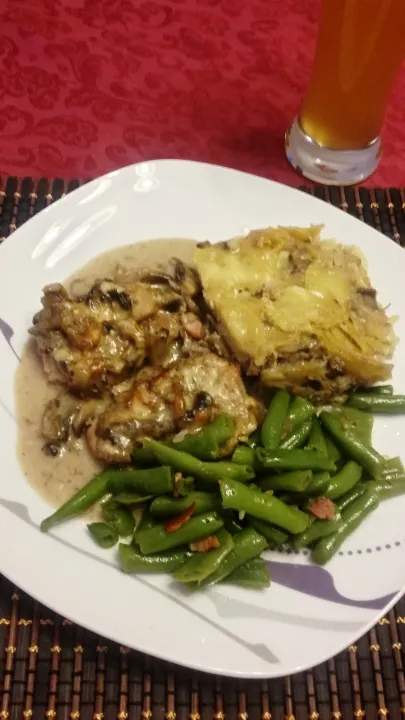 Einfaches Erdäpfelgratin mit Champignons