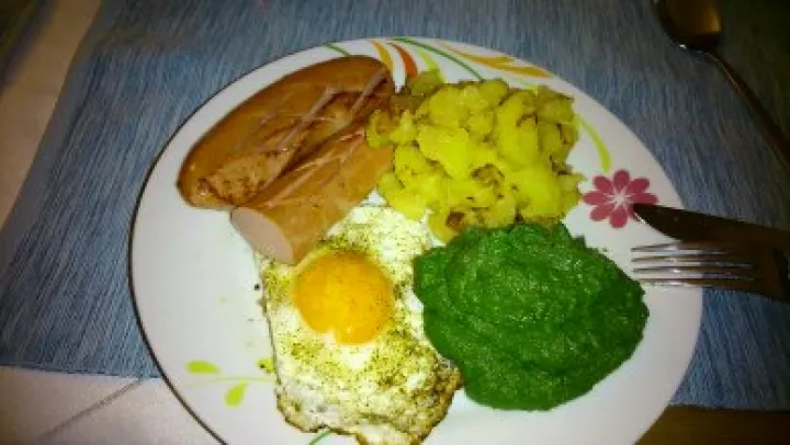 Augsburger mit Spinat