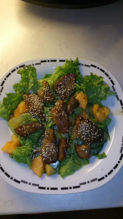Glasiertes Hühnerfilet mit Sesam auf Salat