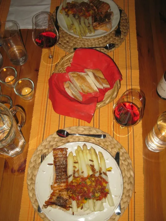 Spargel mit Lachs und Tomaten-Mango-Salsa