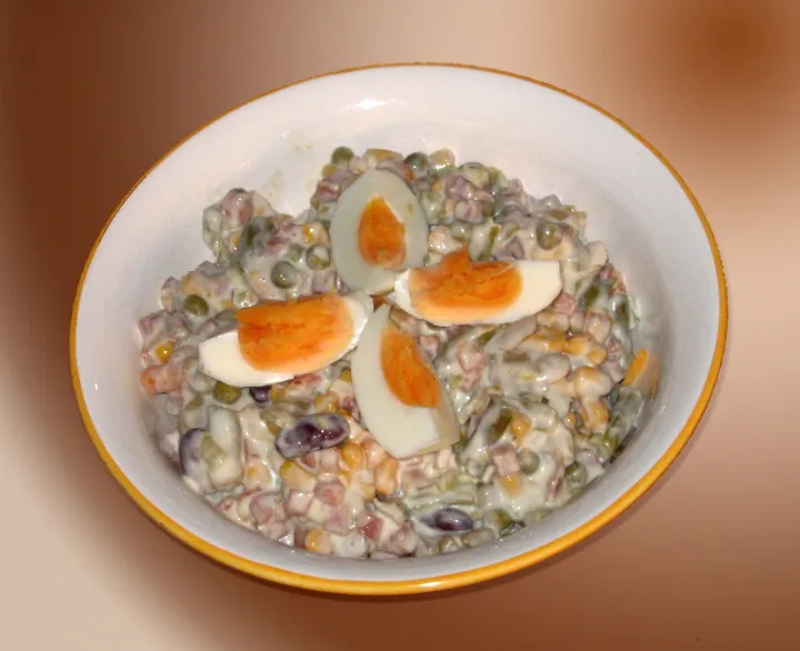 Gemüsemayonnaise mit Eiern