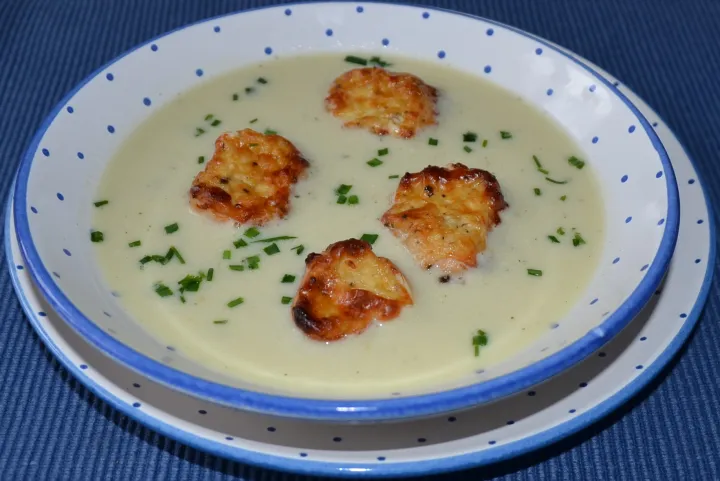 Rahmsuppe mit Käsekrusteln