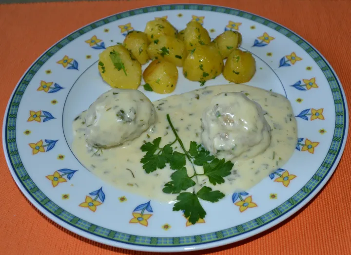 gekochte Fleischblällchen in Petersilsoße