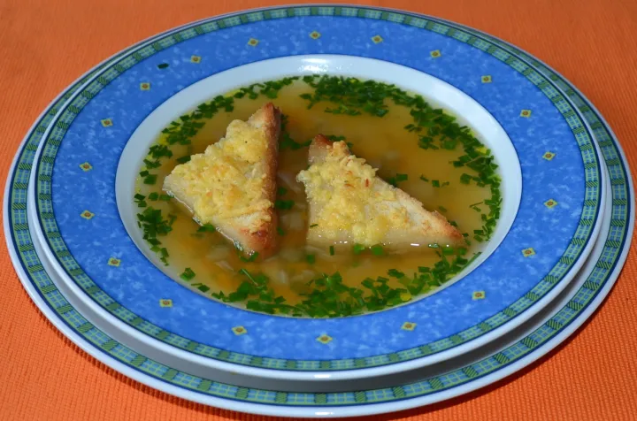 Suppe mit überbackenen Käseecken