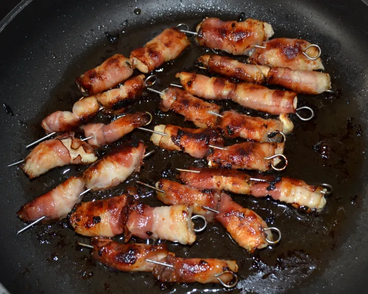 Hendl-Häppchen im Speckhemd mit Knoblauch-Dip