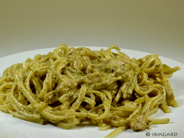 Pasta mit Lachs in Dill-Senf-Sauce