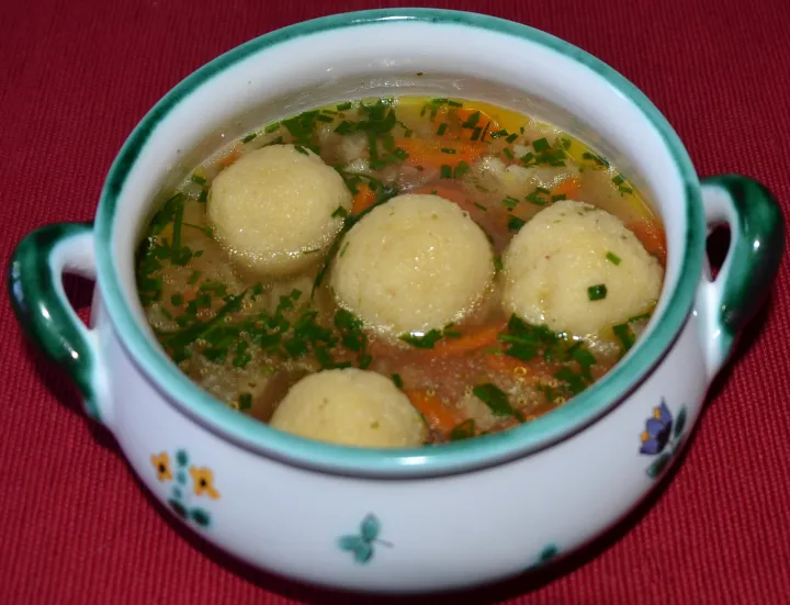Grießknöderl-Suppe