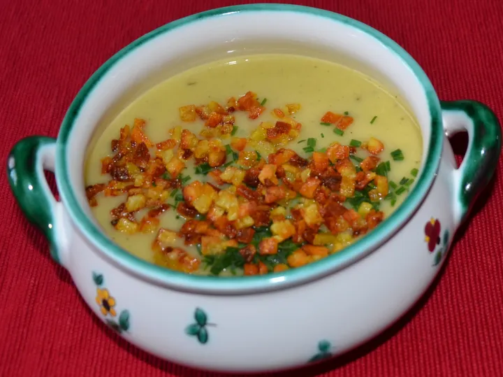 Erdäpfel-Selleriesuppe