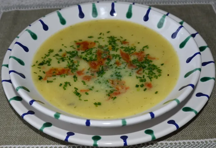 Kartoffelsuppe mit geröstenen Schinkenstreifen