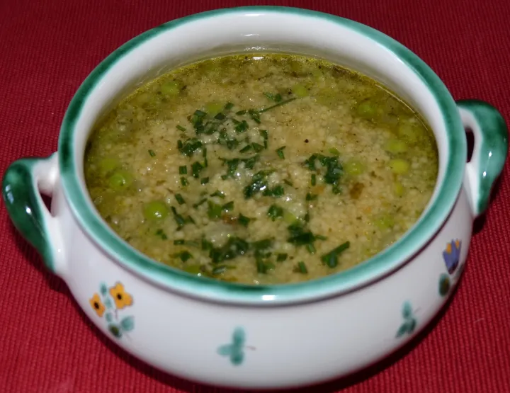 Couscous-Suppe mit Erbsen