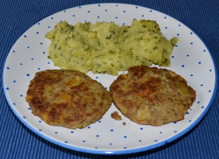 Kartoffel-Fleischlaberl mit Kartoffel-Petersil-Püree