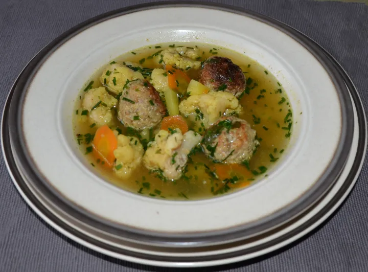 Karfiolsuppe mit Fleischbällchen