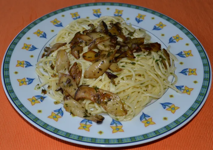 Spaghetti mit gebratenen Kräutersaiblingen