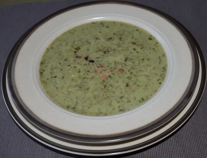 Kräutersuppe mit knusprigen Speck