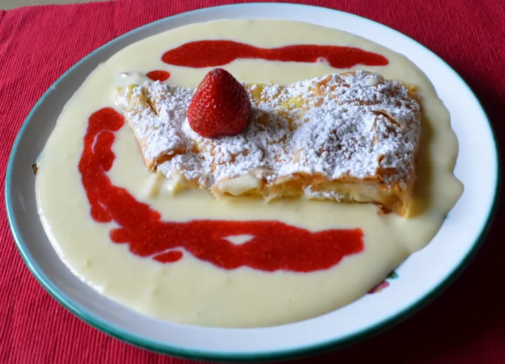 Topfenstrudel mit frischen Erdbeeren