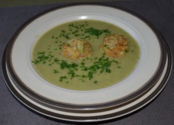 Brokkolicremesuppe mit Brotknöderl