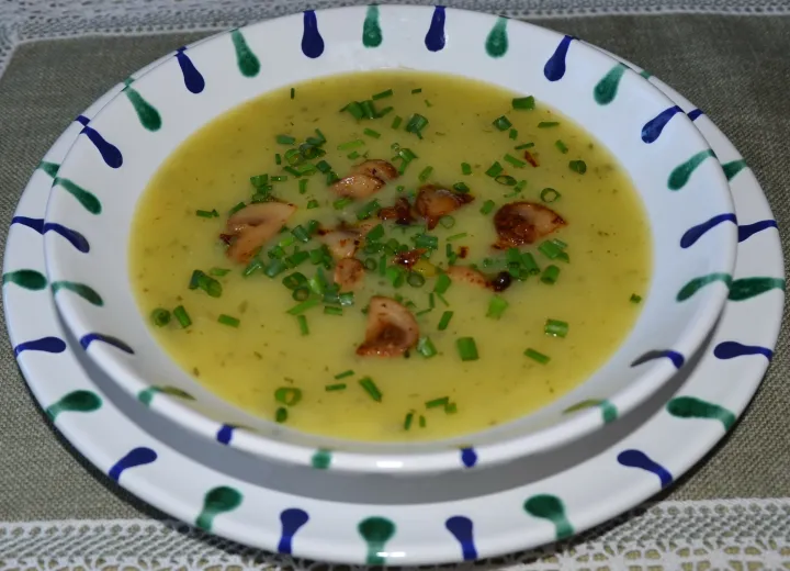 Kartoffelcremesuppe mit gebratenen Champignons