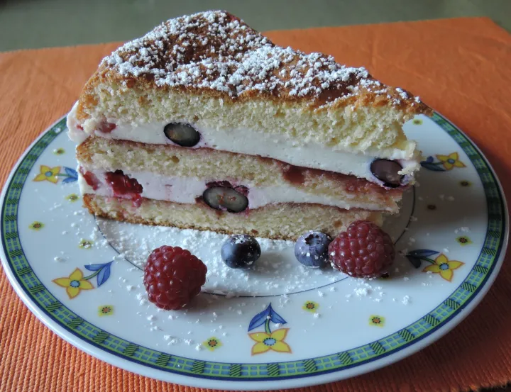 Joghurt-Beeren-Torte