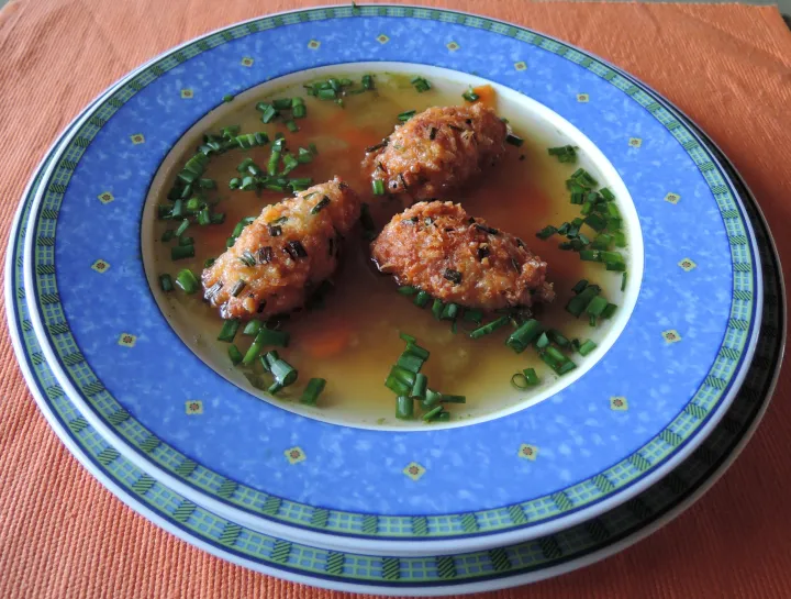 Suppe mit Knoblauch-Nockerl