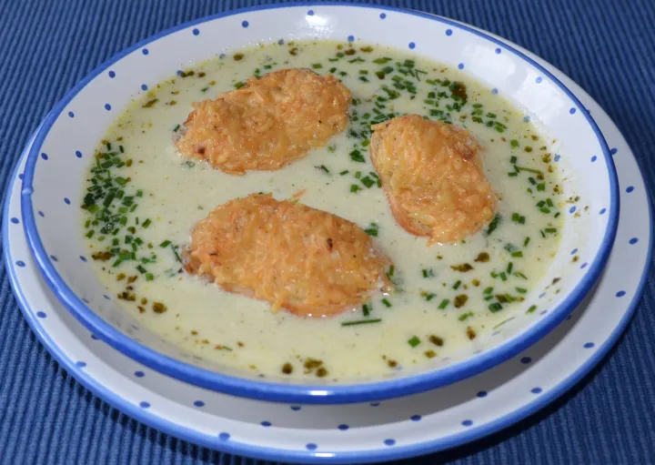 Rahmsuppe mit Käsekrusteln
