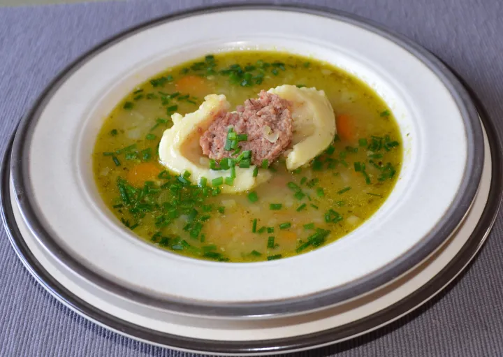 Schnelle Suppe mit Fleischknödel