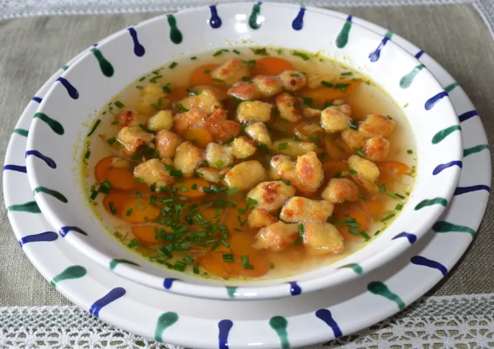 Suppe mit knusprigen Semmelwürfeln
