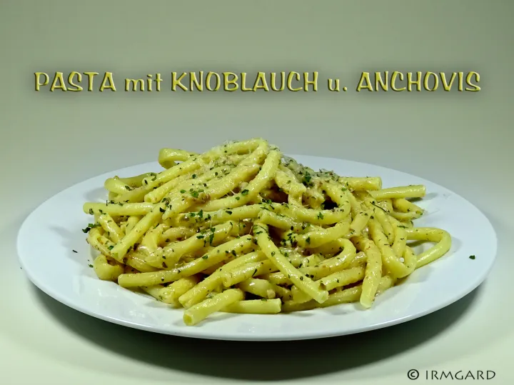 Pasta mit Knoblauch, Anchovis und Kapern