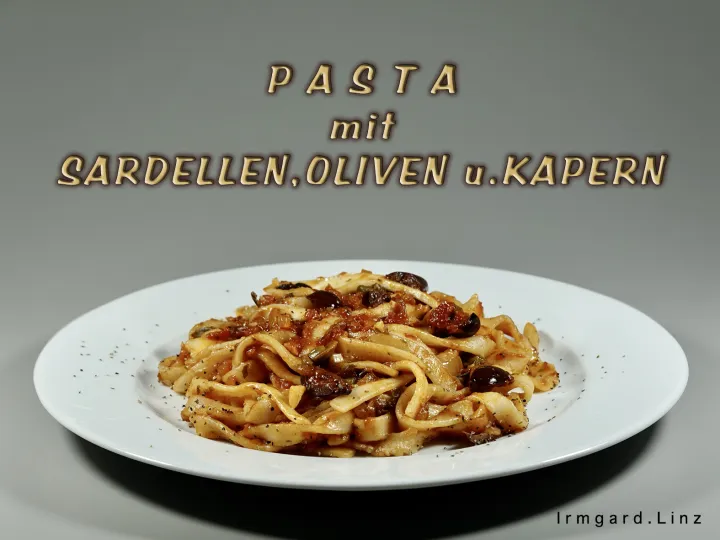 Pasta mit Sardellen, Oliven und Kapern