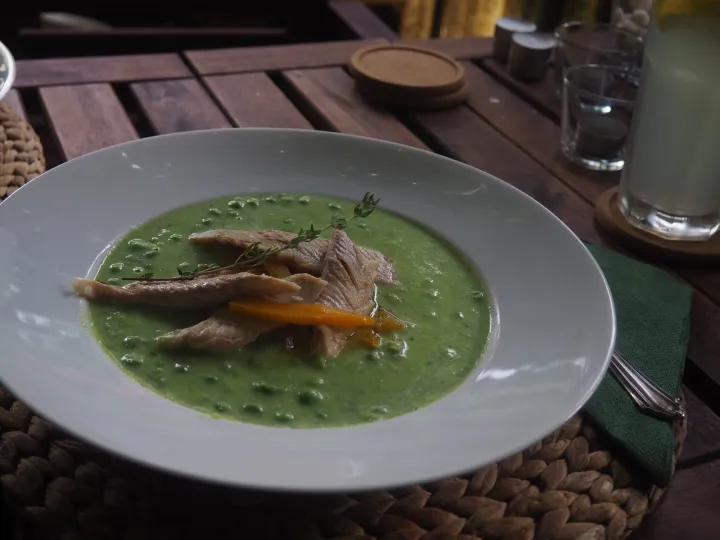 Erbsensuppe mit Forelle