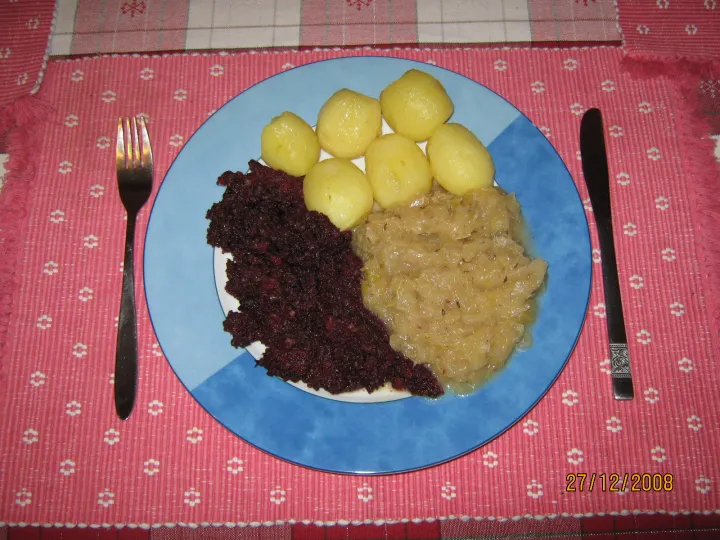 Blunz’n mit Sauerkraut & Buttererdäpfel