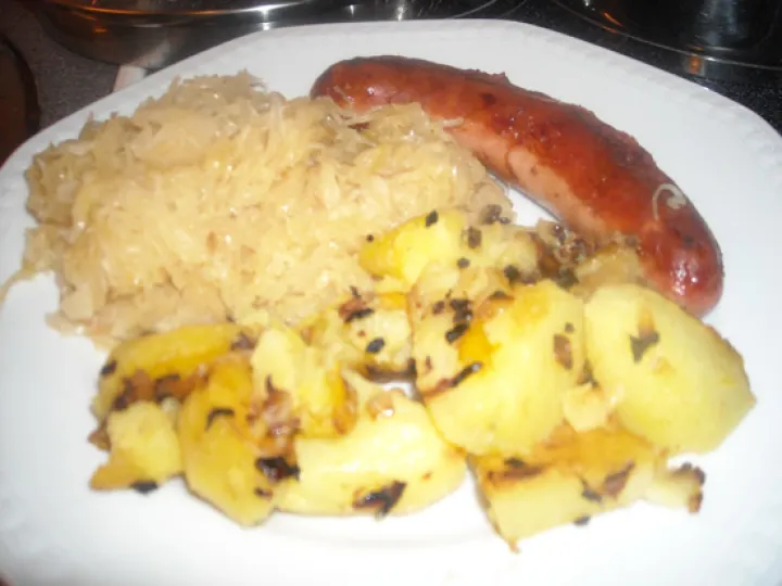 Bratwürstel mit Sauerkraut und Rösterdäpfel
