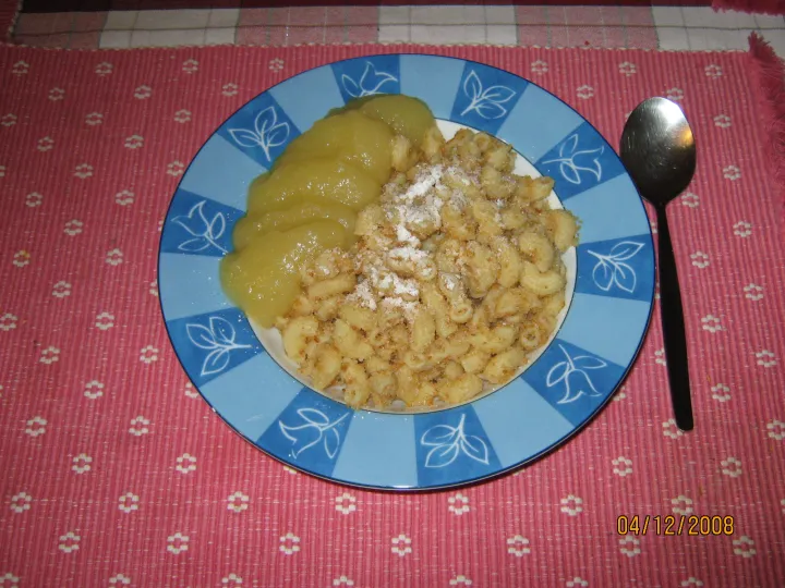 Bröselnudeln mit Apfelmus