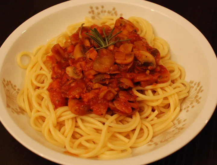 Spaghetti mit Champignon-Paradeis-Sauce