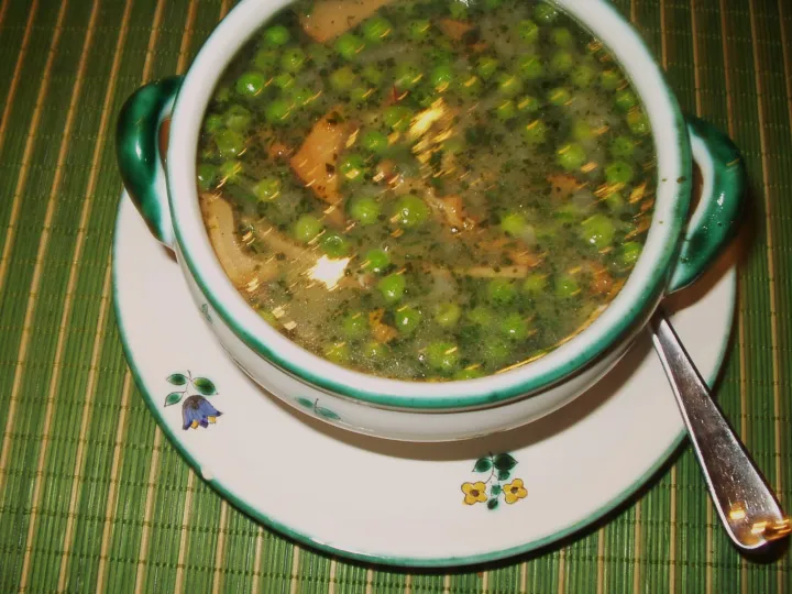 Erbsensupppe mit Eierschwammerl und Erdäpfeln