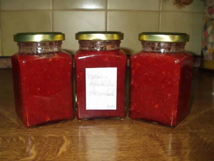 Marmelade mit Erdbeeren und Holunderblüten