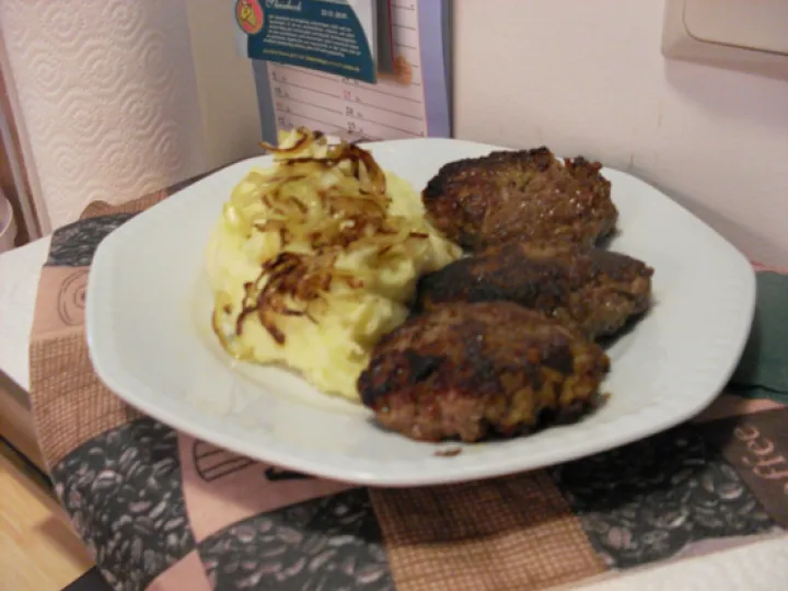 Fleischlaibchen mit Selleriepüree