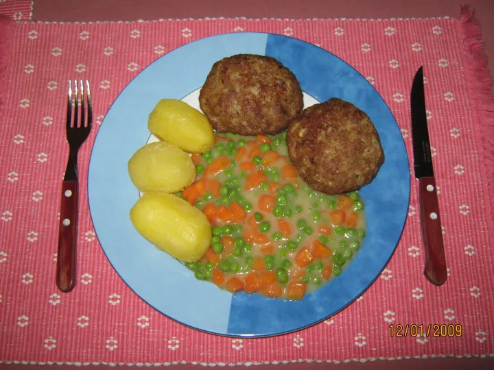 Faschierte Laibchen mit Mischgemüse