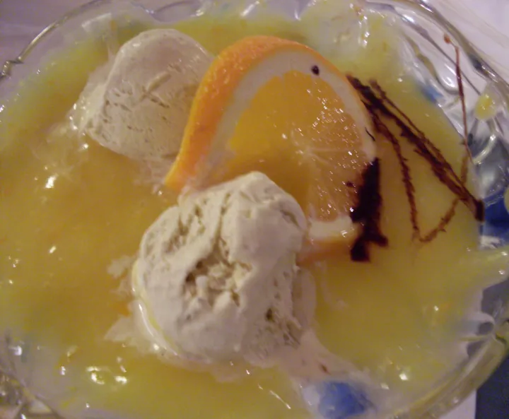 Geeiste Orangencreme mit Vanilleeis