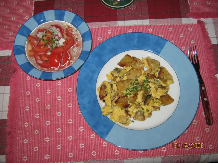 Geröstete Knödel mit Ei & Paradeissalat