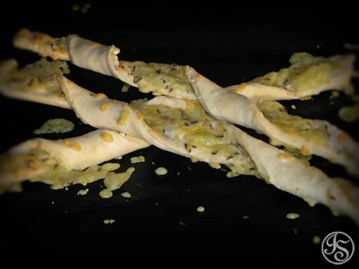 Käsestangen aus Pizzateig