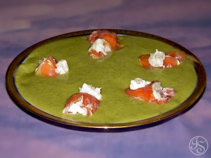 Zucchinisuppe mit Lachsröllchen