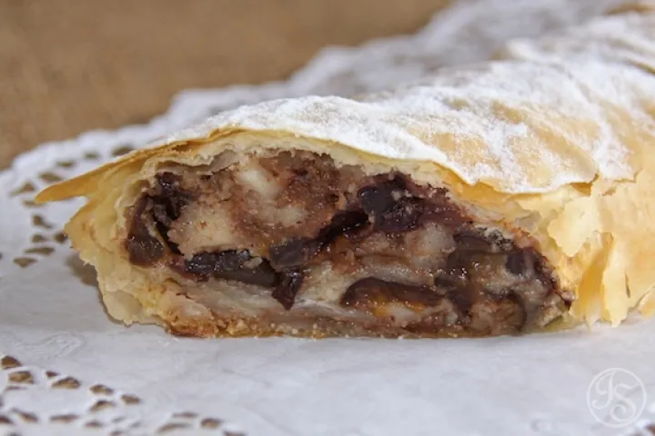 Zwetschkenstrudel mit Nüssen