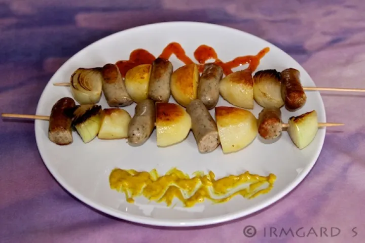 Bratwurst-Kartoffel-Spieße