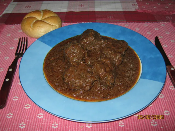 Rindsgulasch & Semmel