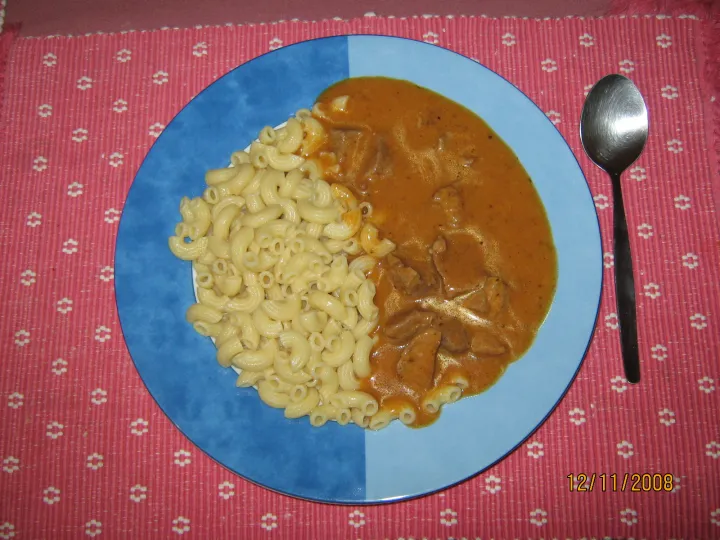 Schweinsgulasch mit Teigwaren