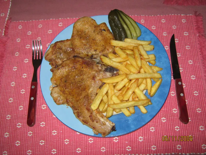 Schweinkotelett gebraten mit Pommes