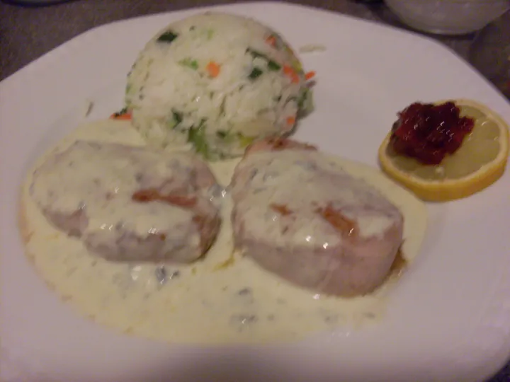 Schweinsmedaillions mit Gorgonzolasauce und Gemüsereis