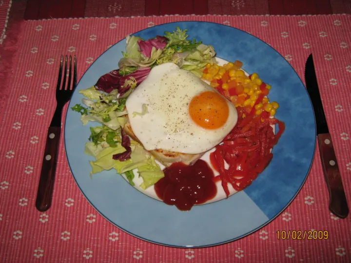 Spezialtoast mit Spiegelei & Salatgarnitur